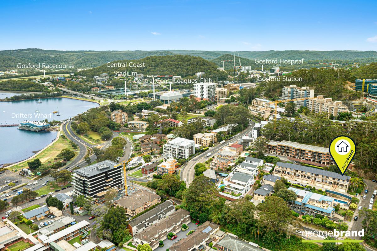Gosford Real Estate: Spacious Townhouse with Stunning Views!