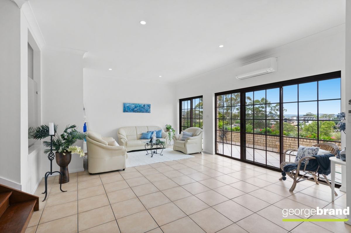Gosford Real Estate: Spacious Townhouse with Stunning Views!