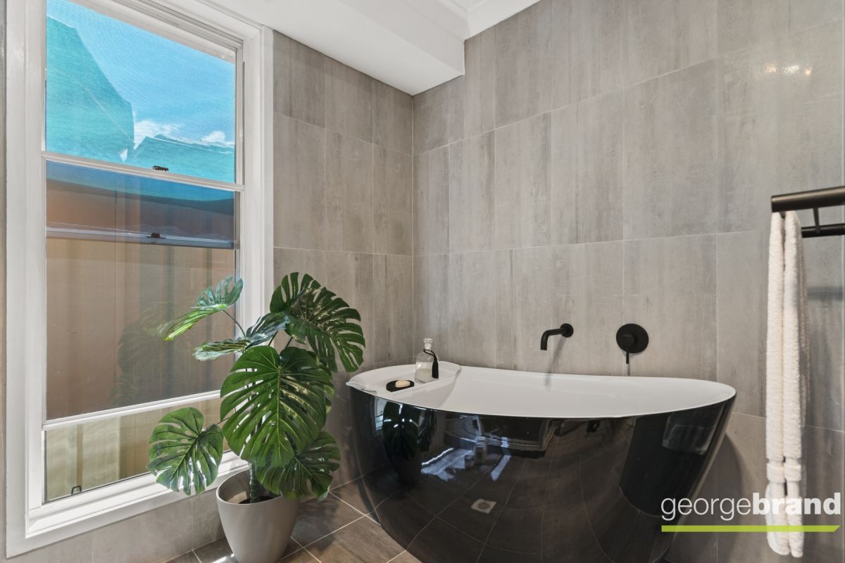  Real Estate: Superb Family Home with Pool