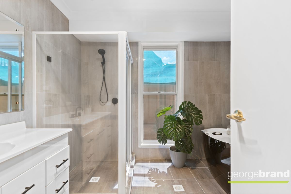  Real Estate: Superb Family Home with Pool